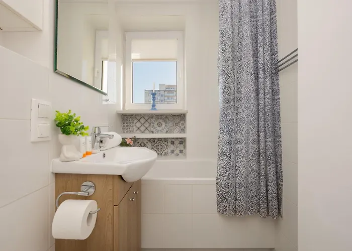 Autumn With Balcony And Two Bedrooms By Renters Lägenhet *